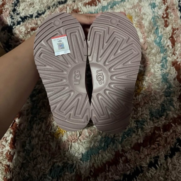 UGG - Picture 4 of 5